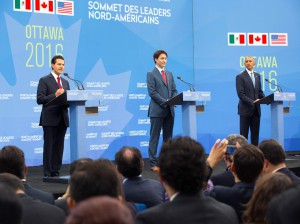 MEX35. OTTAWA (CANADÁ), 29/06/2016.- Fotografía cedida por la presidencia de México de los mandatarios, de México, Enrique Peña Nieto (i); de Canadá, Justin Trudeau (c) y Barack Obama (d), de Estados Unidos, ofreciendo declaraciones hoy, miércoles 29 de junio de 2016, en el marco de la Cumbre de Líderes de América del Norte 2016, en la ciudad de Ottawa (Canadá). EFE/PRESIDENCIA DE MÉXICO SOLO USO EDITORIAL ** Usable by HOY and SD Only **