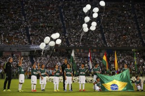 Children release balloons during a tribute by the Atletico Nacional soccer club to the players of Brazilian club Chapecoense killed in the recent airplane crash, in Medellin, Colombia, September 30, 2016.  REUTERS/Jaime Saldarriaga