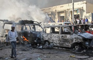 Mueren al menos 230 por explosiones en la capital de Somalia