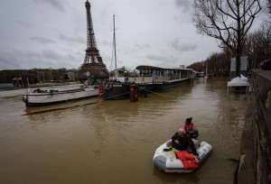 inundaciones-amenazan-paris-cierran-carreteras-y-tuneles-efe