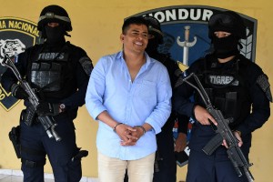 Picture taken on August 20, 2017 showing Honduran drug trafficker Sergio Neftali Mejia Duarte, aka "El Compa", being escorted by members of the Tigres Special Foreces following his arrest in Amarateca, 20 km north of Tegucigalpa. Mejia Duarte was sentenced on May 21, 2018 by a court in southern Florida, US, to life in prison after being found guilty of participating in an international drug trafficking organization. / AFP PHOTO / Orlando SIERRA