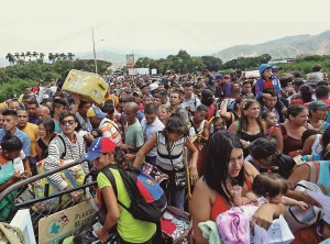 venezolanos que huyen de su pais por Cucuta