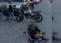 Cae de una motocicleta en calles de la Almanceña; resulta lesionado