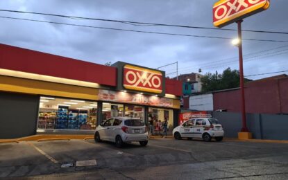 Sujeto solitario asaltó a mano armada el OXXO de calle Sombreretillo