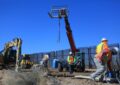 Obras en muro fronterizo en Texas usan agua pese a restricciones a residentes