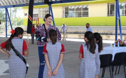 Visita América García escuela de niña diputada y hace entrega de cheque para mejoras al plantel