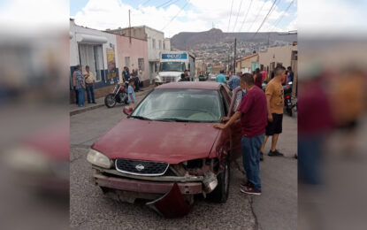 Choca contra otro auto y atropella a niña y octogenaria en la col. Morelos