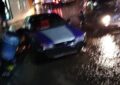 Arrastró corriente un vehículo en la calle Cuauhtémoc